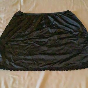 Warners 15” length medium black slip